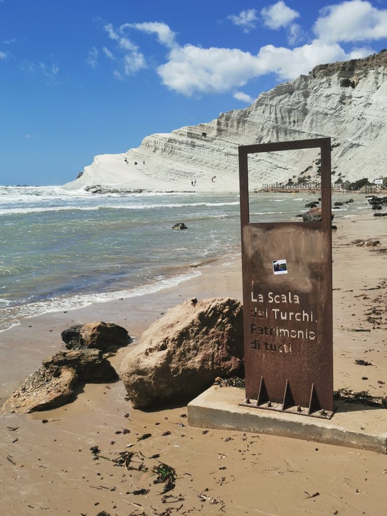 Turške stopnice, vklesane v skalo so prava mojstrovina narave in ena izmed top znamenitosti na Siciliji