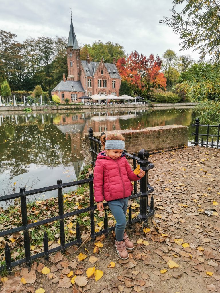 Sprehod po čudovitem mestu Brugges, ki je prepleteno s kanali. 