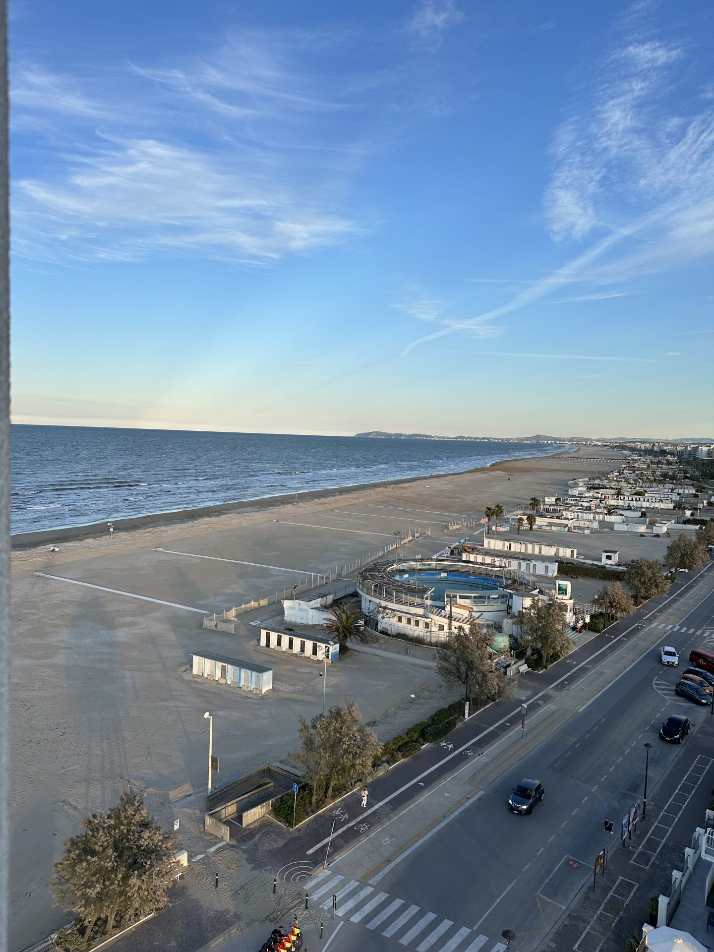 Pogled na dolgo peščeno plažo v Riminiju